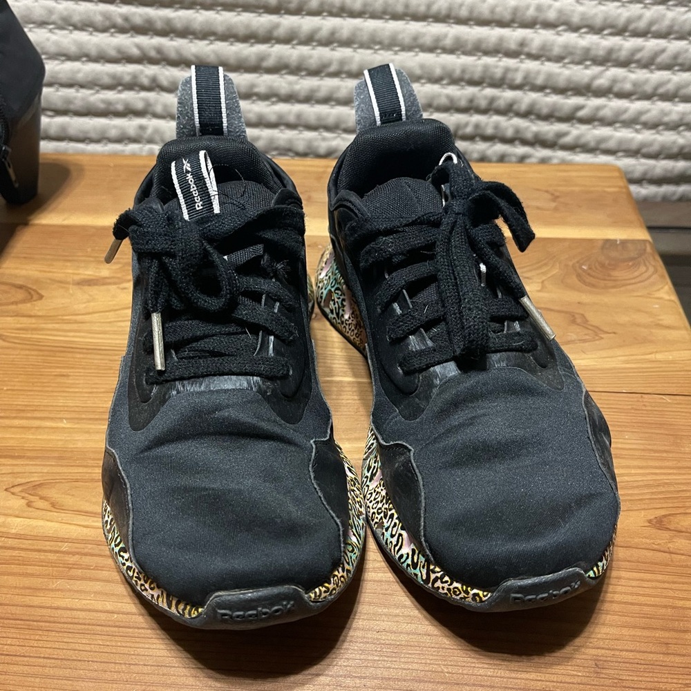Size 7 Reebok shoe - Picture 2 of 3